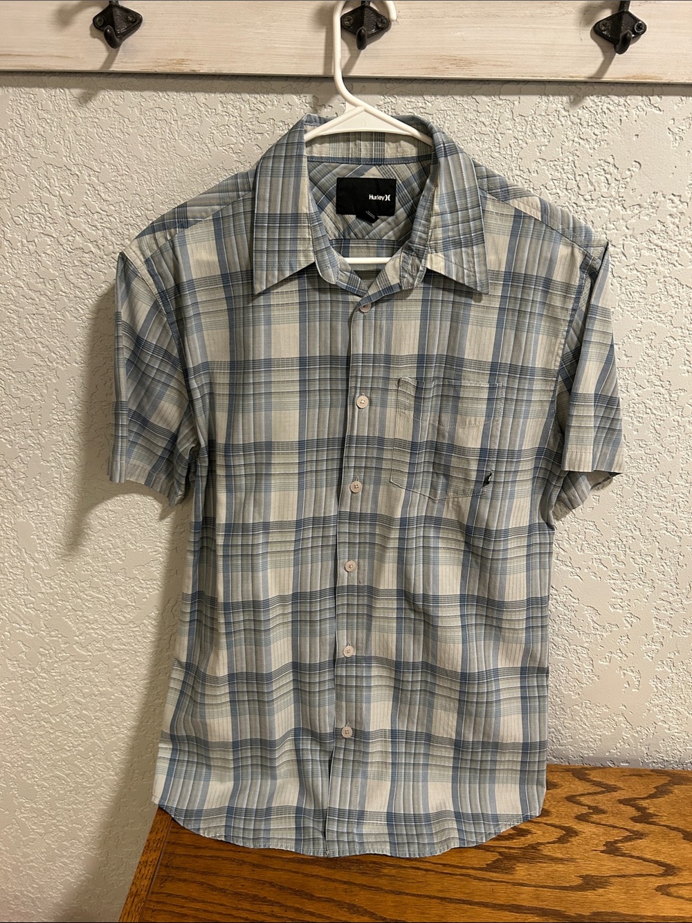 Hurley Men's Short Sleeve Plaid Shirt in Light Blue and White